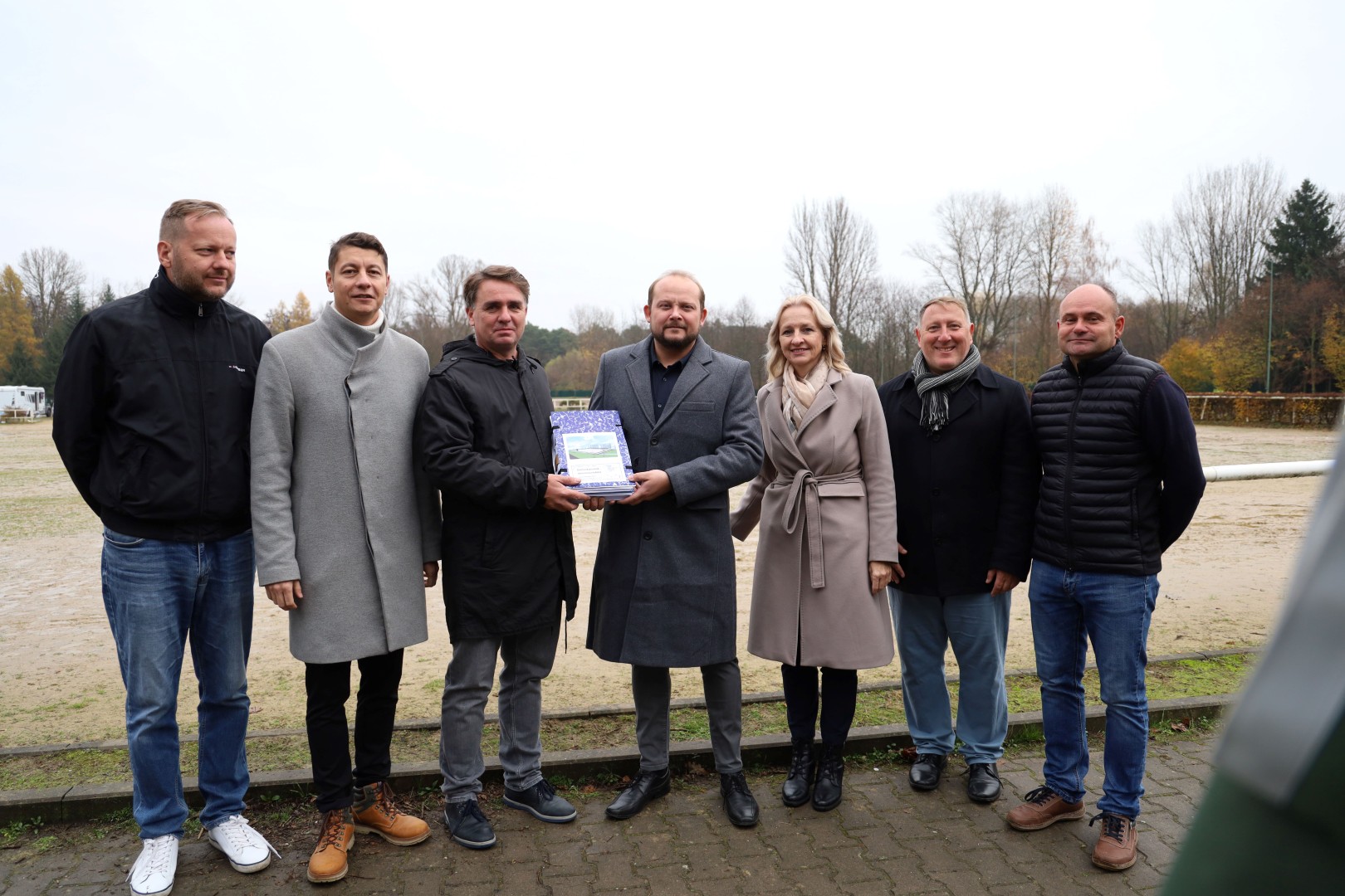 Předání Kolbiště Zleva Jan Hrabal, Jakub Rychtecký, Petr Janeček, Jan Nadrchal, Jiřina Klčová, René Živný A Václav Žižka (Velké)