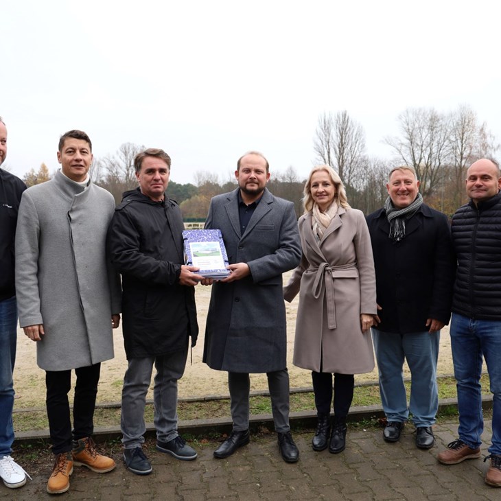 Předání Kolbiště Zleva Jan Hrabal, Jakub Rychtecký, Petr Janeček, Jan Nadrchal, Jiřina Klčová, René Živný A Václav Žižka (Velké)